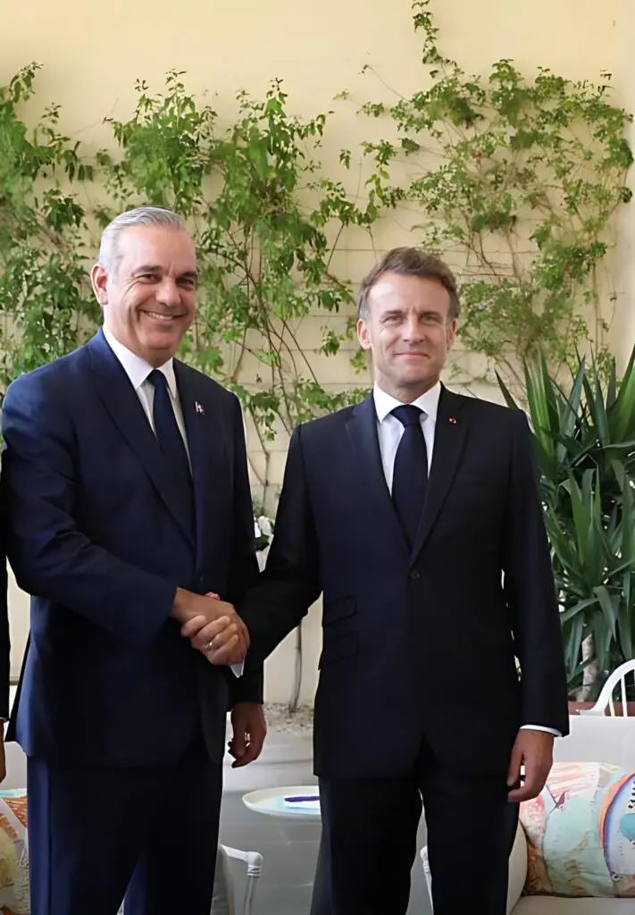 Macron ofrece financiar tren de Santo Domingo