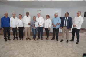 Ministro Paliza encabeza entrega de 341 títulos de propiedad en El Café de Herrera