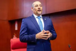 Senador Espiritusanto denuncia que estudiantes en La Romana comen en el piso por falta de infraestructura