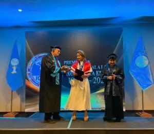La doctora Sorivel Álvarez Lassis mientras recibe la placa de reconocimiento. FUENTE EXTERNA