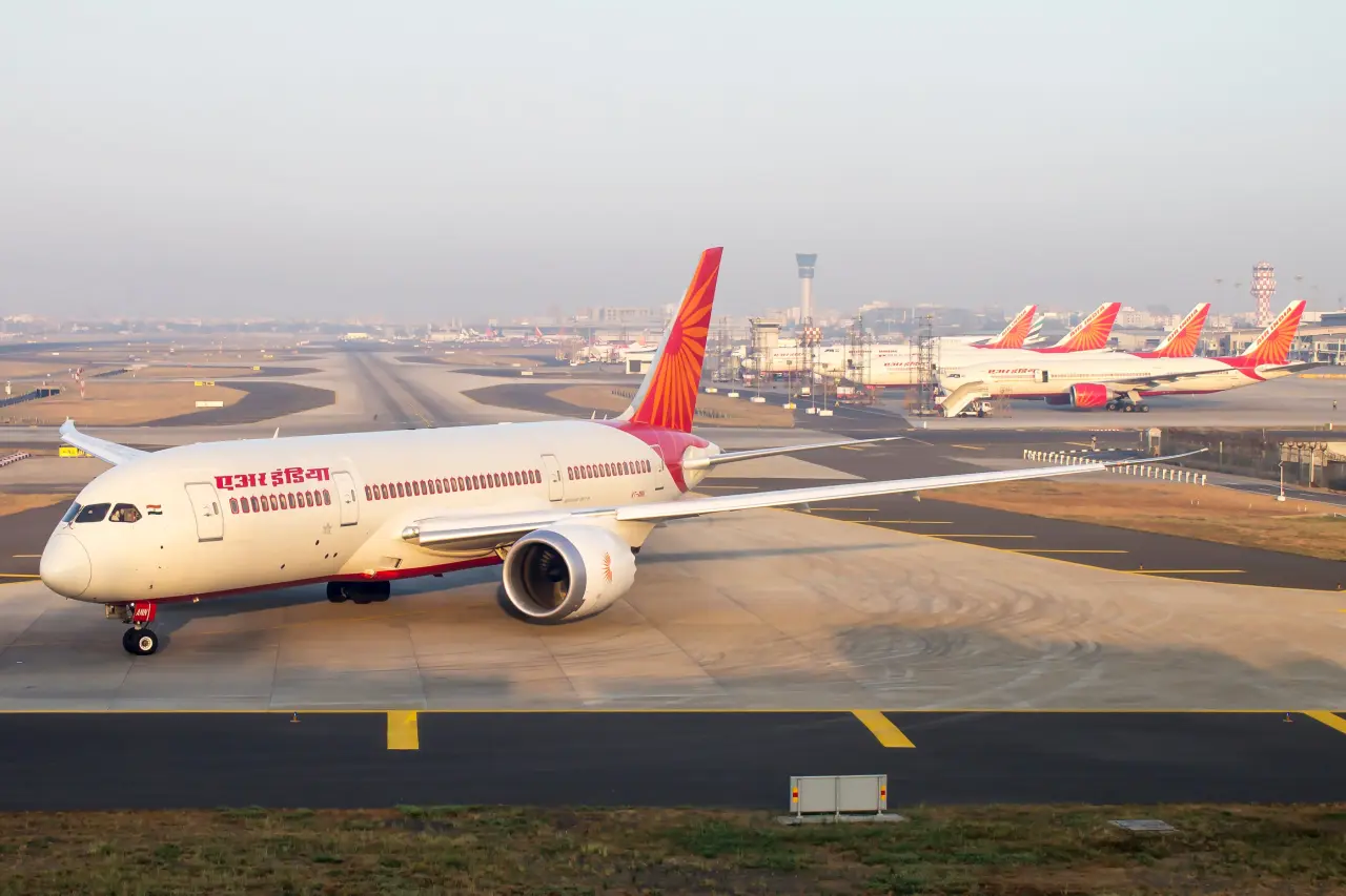 Más de 240 personas viajaban a bordo del 787 Dreamliner que se estrelló en India