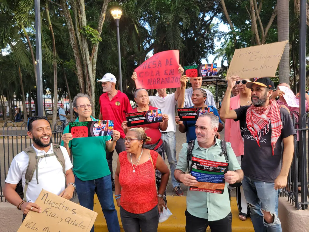 Organizaciones ambientalistas y sociales se manifiestan contra Barrick Gold en Santiago y Santo Domingo