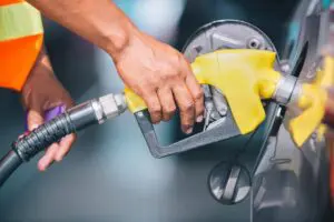 Gobierno dispone mantener sin variación precios de combustibles esenciales