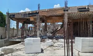 Colapsa techo de plaza en construcción en Santiago