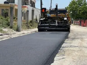 Inician trabajos de asfaltado de calles en sectores de Barahona