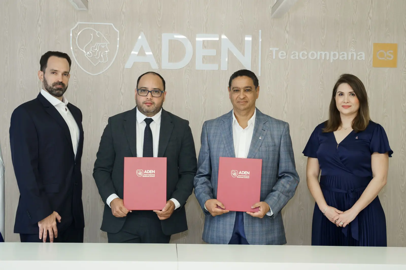 Ejecutivos de la Asociación de Navieros y ADEN Business durante la firma del convenio. FUENTE EXTERNA