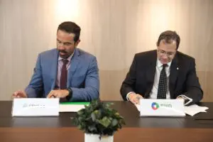 Armando José Pérez y Steven Puig BHD mientras firma el acuerdo. FUENTE EXTERNA