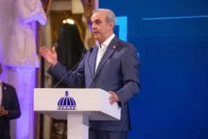 Abinader presenta en LA Semanal los reconocimientos, reuniones y acuerdos durante su viaje a Francia, Suiza y Brasil