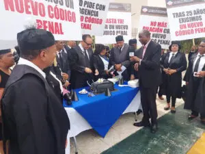 Abogados le pican bizcocho a los 25 años sin nuevo Código Penal