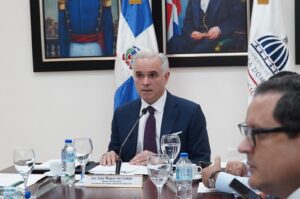 Ministro De Camps presenta plan estratégico para el año escolar 2025-2026 ante el CNE
