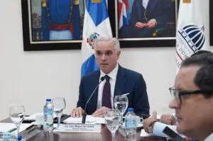 Ministro De Camps presenta plan estratégico para el año escolar 2025-2026 ante el CNE