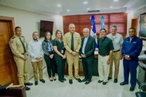 Arzobispo Francisco Ozoria realiza visita de cortesía al director general de Migración