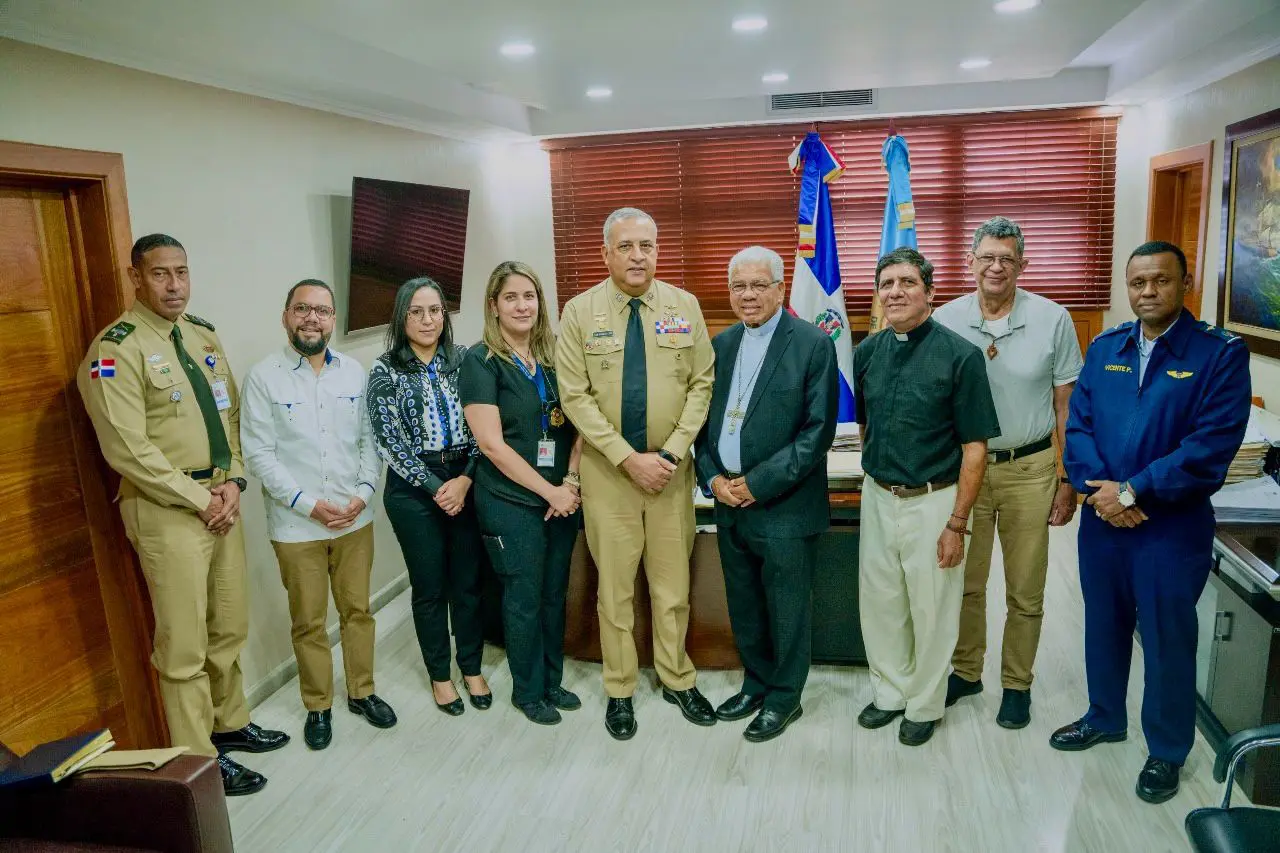 Arzobispo Francisco Ozoria realiza visita de cortesía al director general de Migración