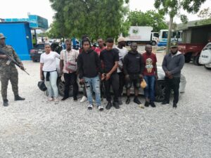 Apresan indocumentados que se encontraban en el baúl de una jeepeta en Azua