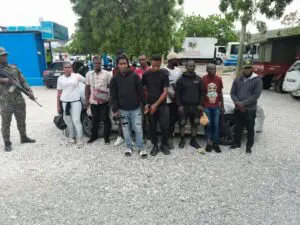 Apresan indocumentados que se encontraban en el baúl de una jeepeta en Azua