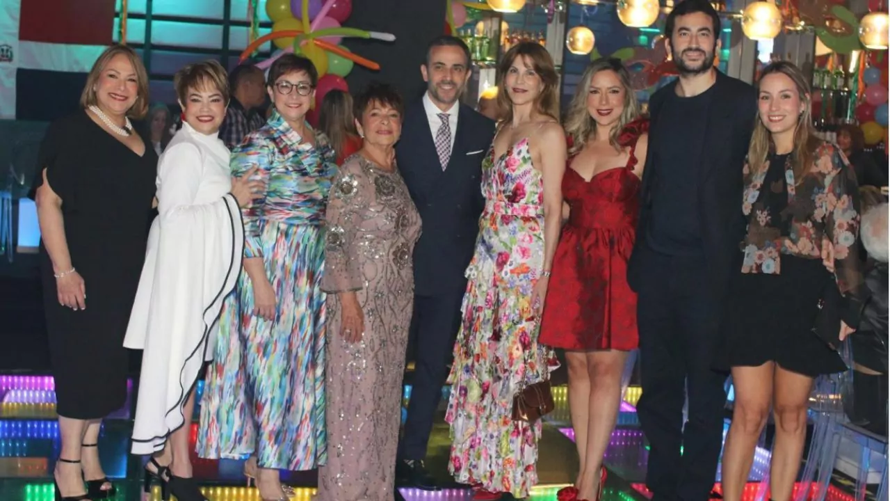 Fotografía tomada a la familia Espaillat en la celebración de aniversario 52 de Jet Set realizada el 26 de febrero 2025 con la orquesta de Fernando Villalona. De Izquierda a Derecha Evelyn Espaillat (Hermana) Belkis Almodóvar Espaillat (Hermana) Maribel Espaillat (Mi Esposa) Doña Grecia López (Madre) Antonio Espaillat ( Hijo ) Giselle Cedeño (Hermana de madre) Ricardo Espaillat (Hijo) y Esposa.