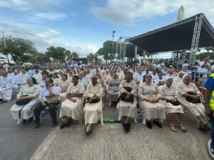 Devotos católicos se congregan en el Malecón para celebrar Corpus Christi