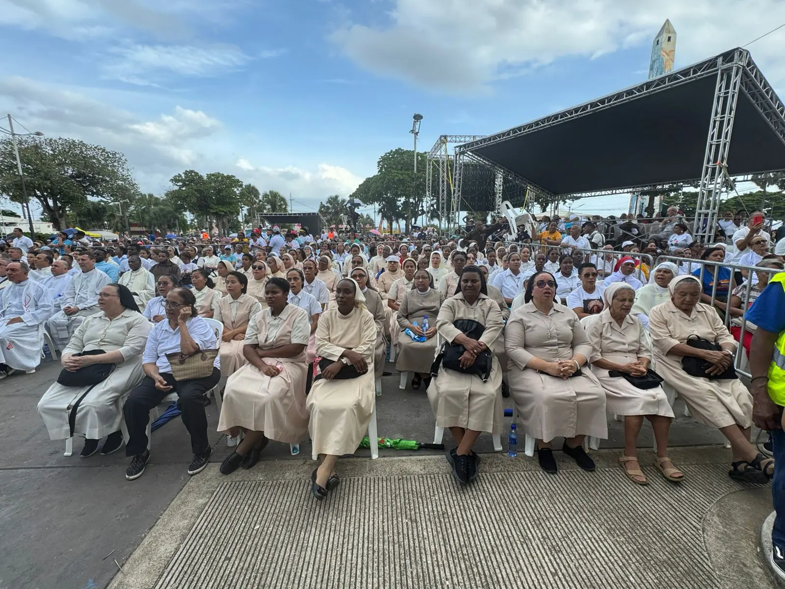 Devotos católicos se congregan en el Malecón para celebrar Corpus Christi
