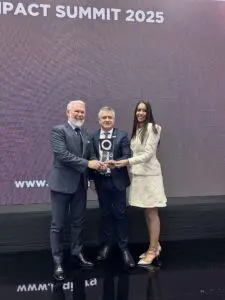 Enzo Odoguardi, Alejandro Mota y Annie Odoguardi, durante la entrega del reconocimiento. FUENTE EXTERNA