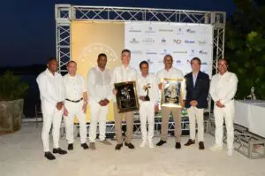 Representantes del premio junto a los galardonados. FUENTE EXTERNA