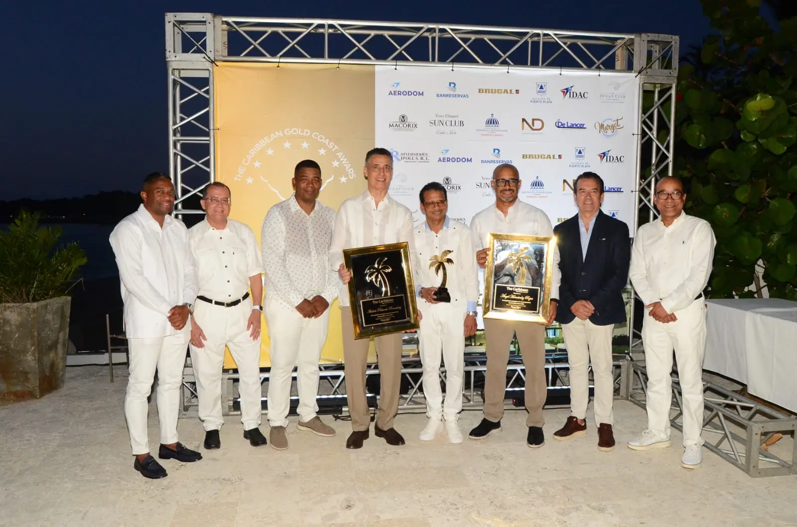 Representantes del premio junto a los galardonados. FUENTE EXTERNA