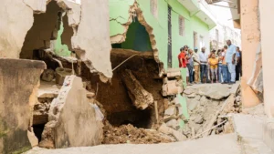 Alcaldesa Betty Gerónimo inspecciona zona afectada por derrumbe en Guaricanos