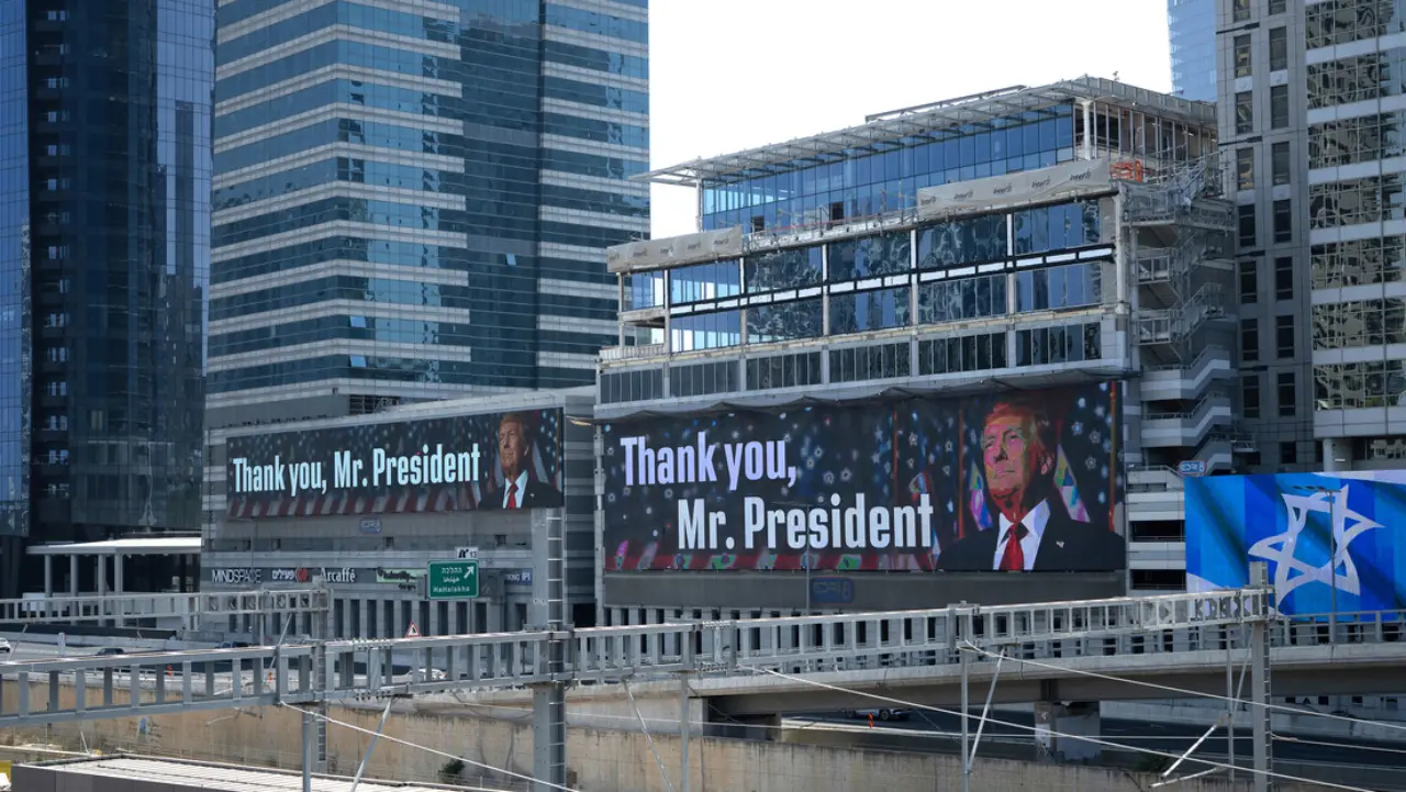 "Gracias, señor presidente": pancartas con el retrato de Trump se ven en Israel tras el ataque de EEUU a Irán