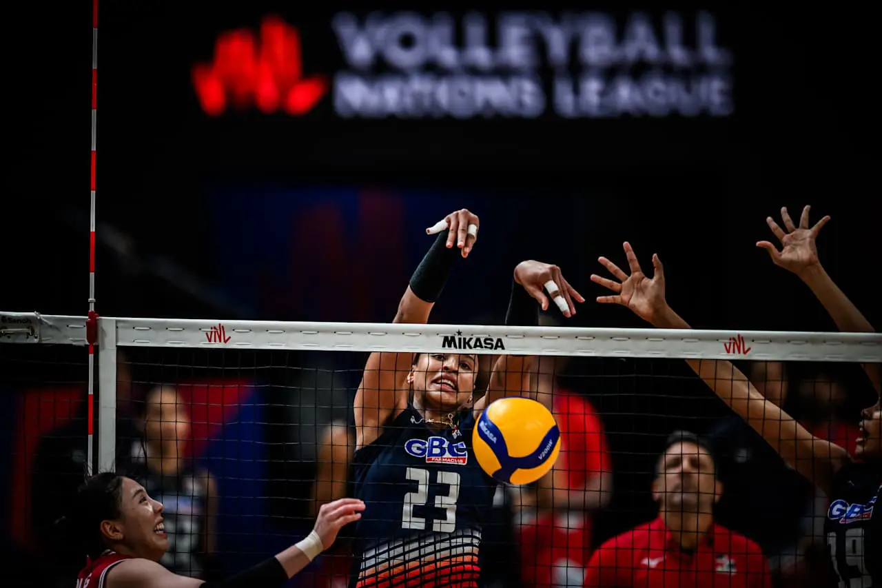 Gaila Gonzalez de las Reinas del Caribe bloquea ataque de Corea del Sur en Liga de Naciones