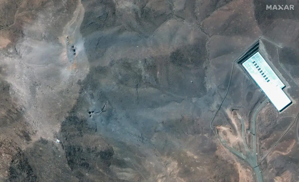 Una imagen satelital facilitada por Maxar Technologies muestra una vista más cercana de los cráteres y la ceniza en una cresta en la planta subterránea de enriquecimiento de uranio de Fordo tras los ataques aéreos estadounidenses, en Irán, el 22 de junio de 2025. EFE/EPA/MAXAR TECHNOLOGIES