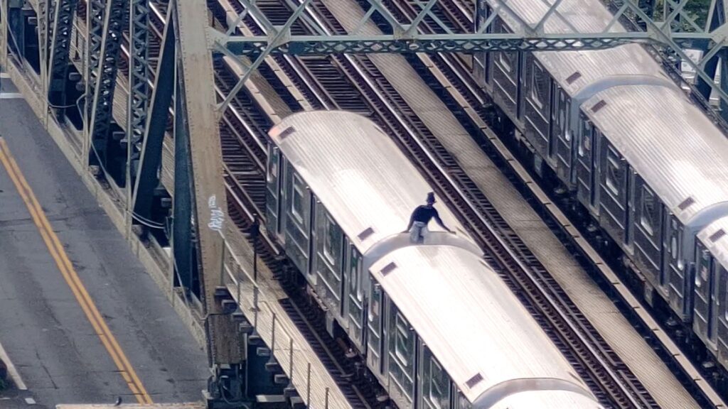 Subway surfing: el reto viral que mata a menores en Nueva York