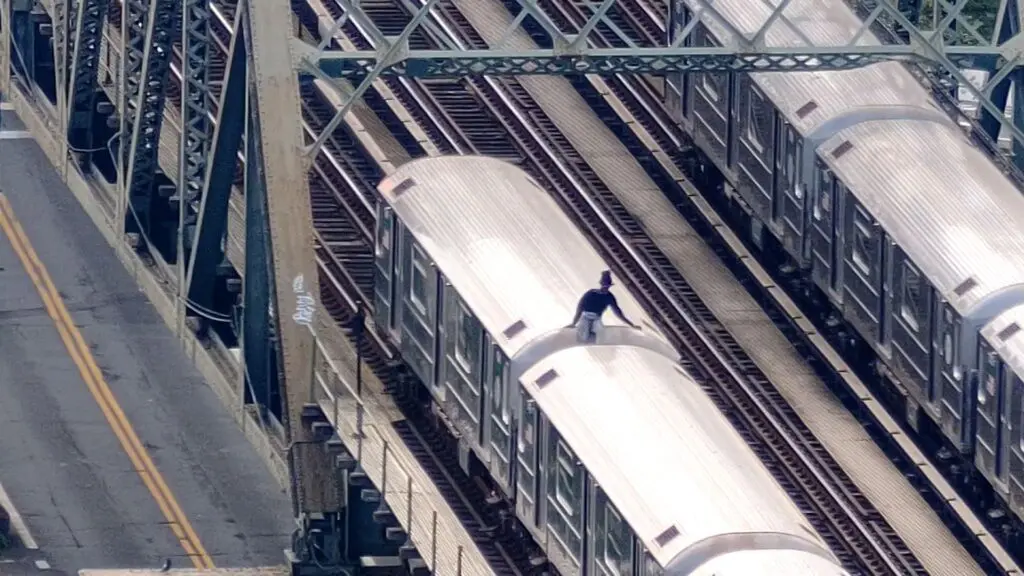 Subway surfing: el reto viral que mata a menores en Nueva York