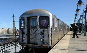 Subway surfing: el reto viral que mata a menores en Nueva York