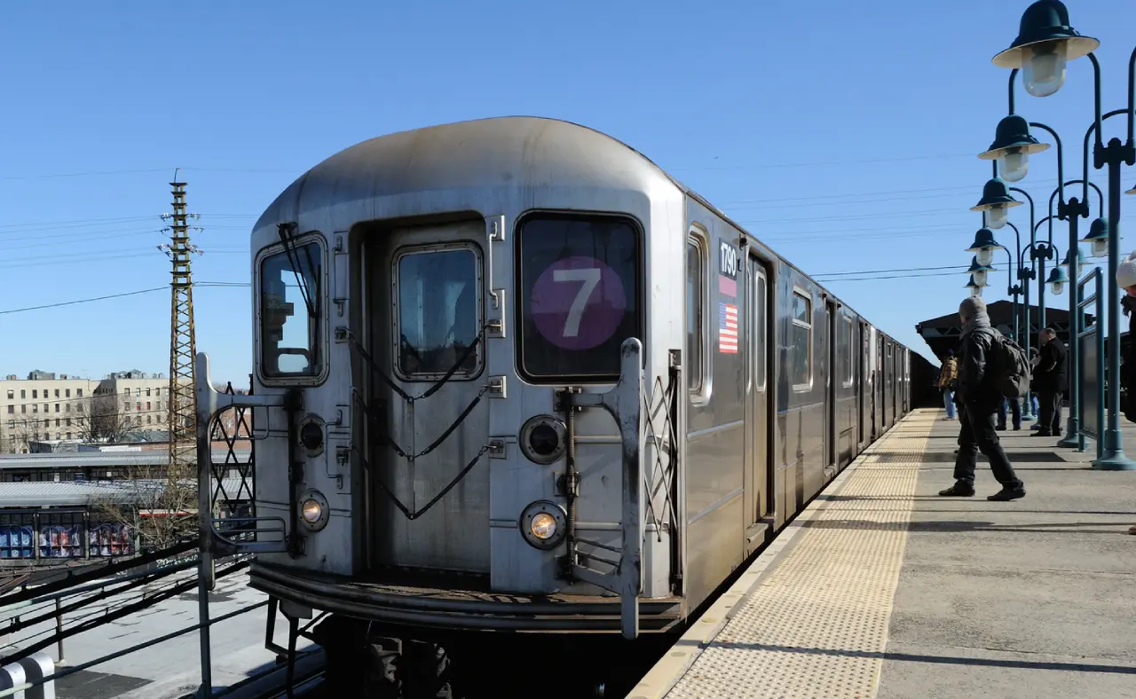 Subway surfing: el reto viral que mata a menores en Nueva York