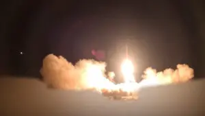 El momento en que Irán lanza misiles contra bases de EE.UU