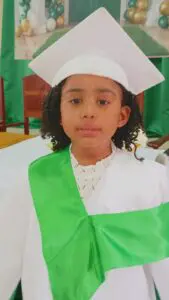 Niña con tan solo cinco años pronuncia discurso en acto de graduación del Colegio adventista profesora Milagros Ferreira en SFM