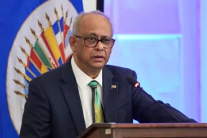 Albert Ramdin pide 