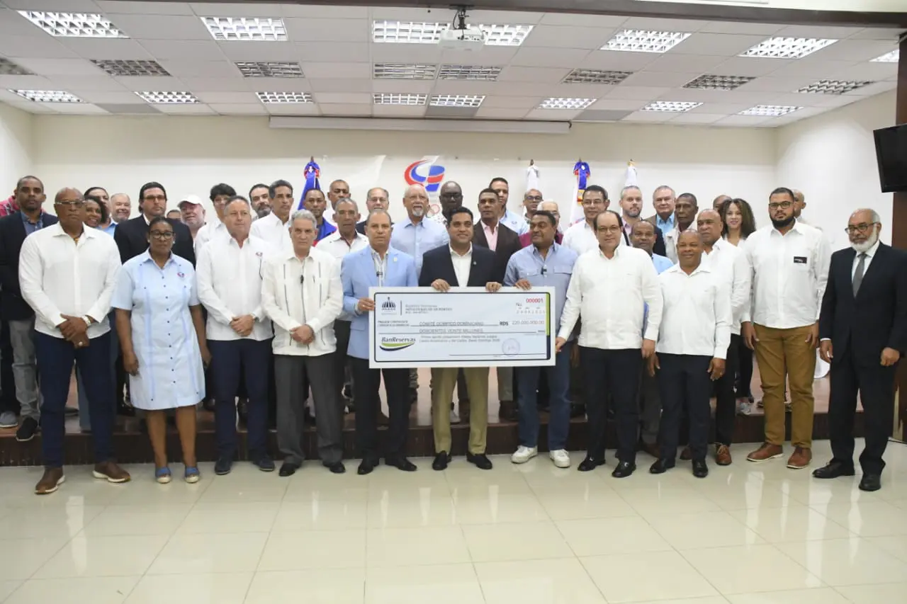 Ministro Kelvin Cruz entrega fondo para la preparación de los atletas para preparación Juegos Centroamericanos y del Caribe Santo Domingo 2026
