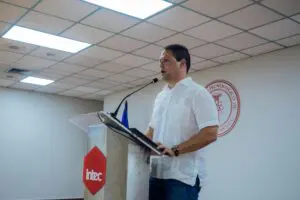 Ministro Carlos Bonilla motiva a futuros ingenieros a contribuir con transformación del sector construcción de RD