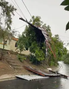 Fuertes vientos y lluvias torrenciales vuelan techos y derriban árboles en Puerto Plata
