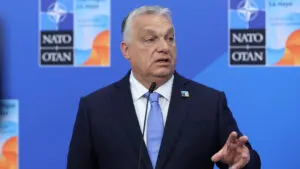 Orbán afirma haber ganado la 
