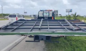 Intrant y MOPC avanzan en retiro de vallas publicitarias ilegales en Verón–Punta Cana