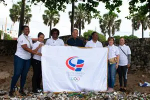 Mujer y Deporte COD realiza jornada limpieza Playa Los Pescadores