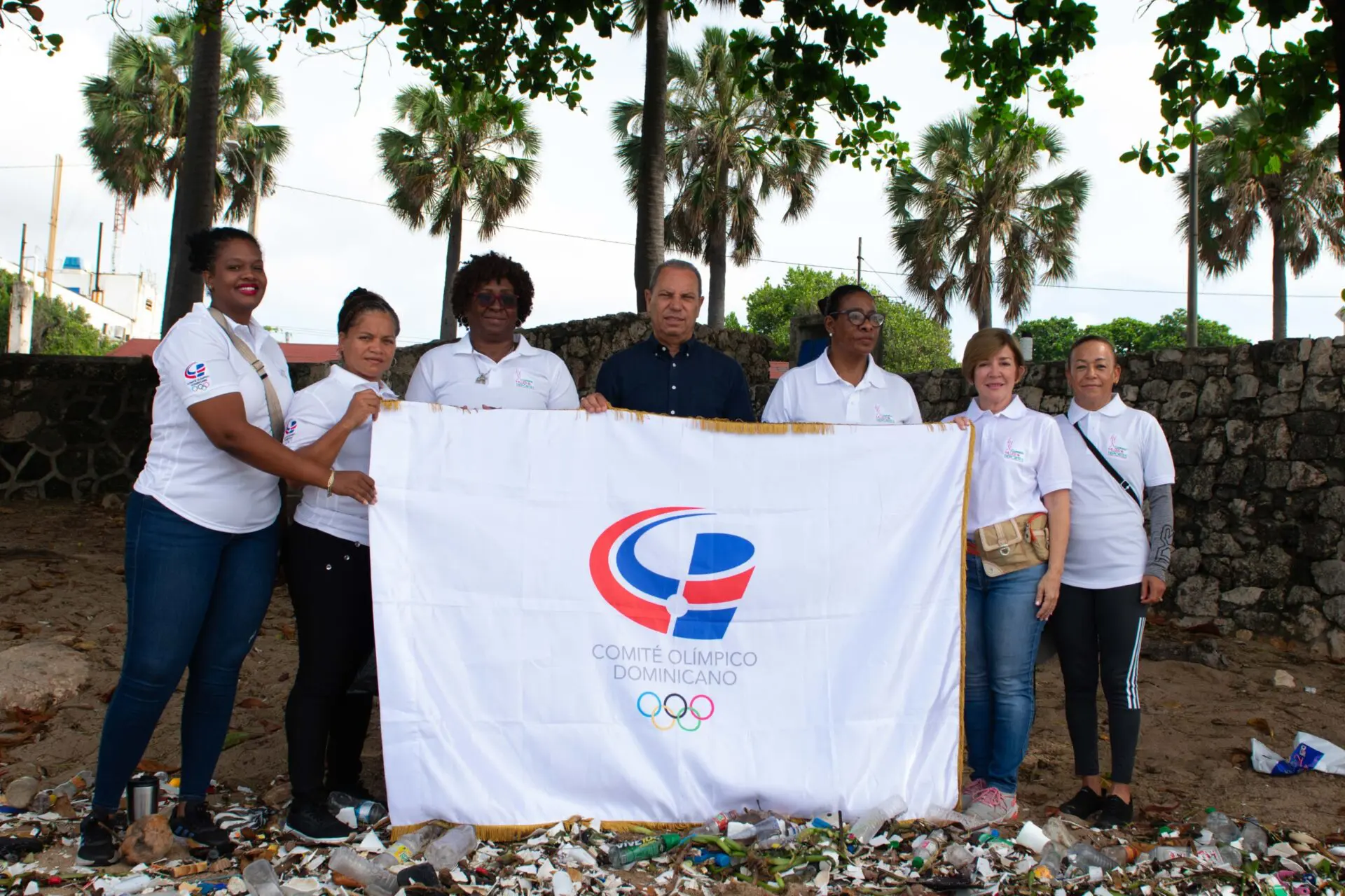 Mujer y Deporte COD realiza jornada limpieza Playa Los Pescadores