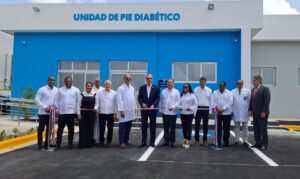 El presidente Luis Abinader junto a otros funcionarios del gobierno en la inauguración de la Unidad de Pie Diabético del Marcelino Vélez . Foto Danny Polanco