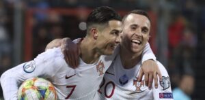 Cristiano Ronaldo junto a Diogo Jota en un partido de la Selección de Fútbol de Portugal