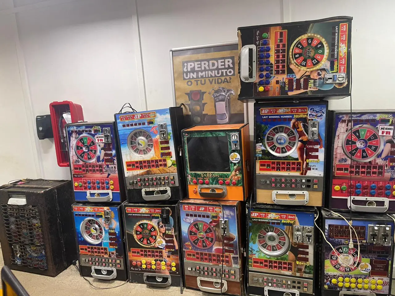 DINTEL, PN y MP confiscan drogas, tragamonedas y detienen a 12