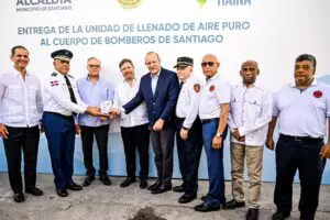 EGE Haina dona equipo de llenado de aire puro a los bomberos de Santiago