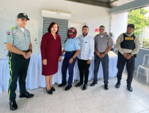 Interior y Policía entrega cascos protectores junto a la alcaldía de Puñal en Santiago