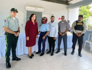 Interior y Policía entrega cascos protectores junto a la alcaldía de Puñal en Santiago