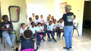 El presidente de la Fundación Haina de Jazz, Ángel Rafael Féliz mientras imparte clases de música. FUENTE EXTERNA